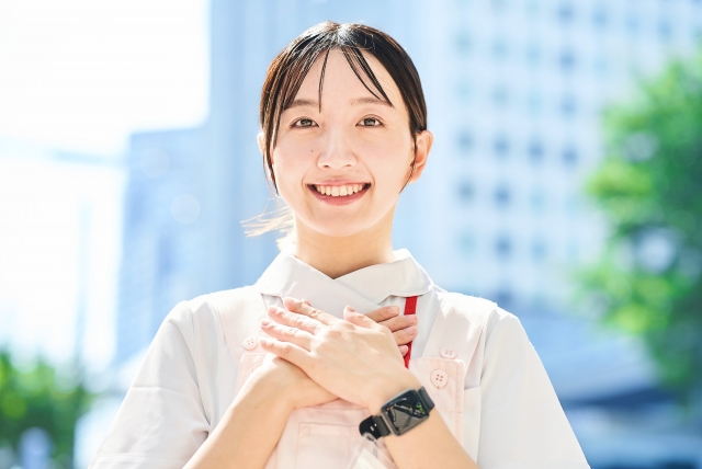 リラックスした笑顔を見せる女性