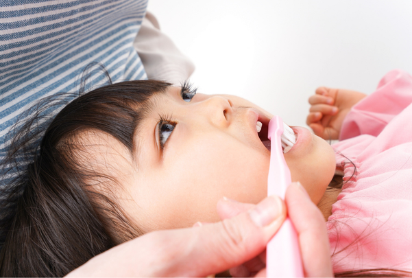 仕上げ磨き中の子供