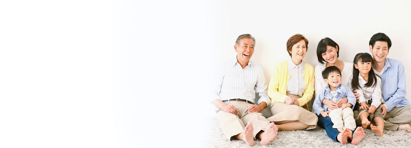 笑顔で集合する家族